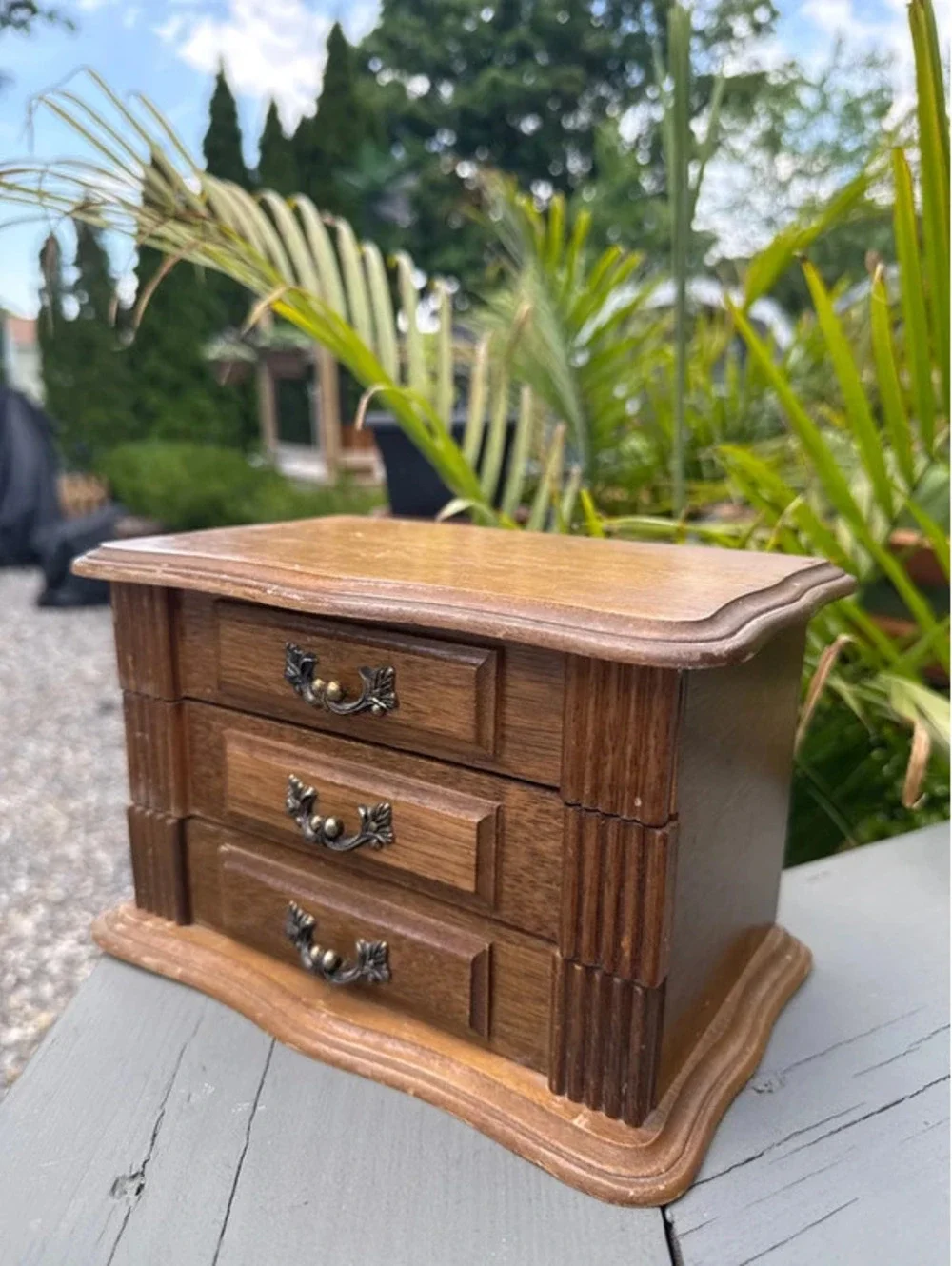 Beautiful vintage wooden jewelry box-gold felt